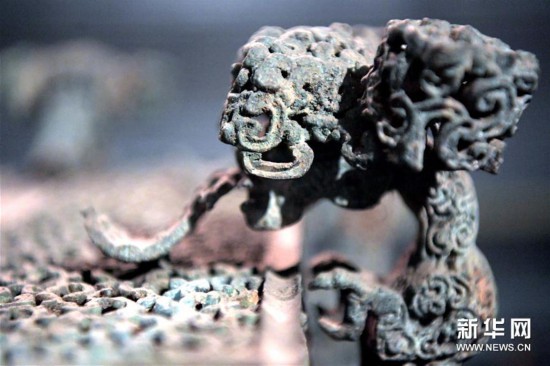 （文化視點(diǎn)·聽(tīng)文物講故事·圖文互動(dòng)）（3）云紋銅禁：“美酒雖好，切勿貪杯”